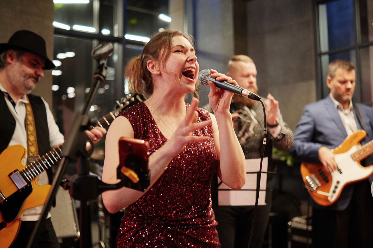 Вокалістка Lemberg Hills у драйвовому виступі
